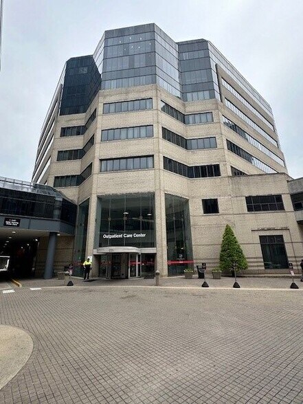 225 Abraham Flexner Way, Louisville, KY à vendre - Photo du bâtiment - Image 1 de 6