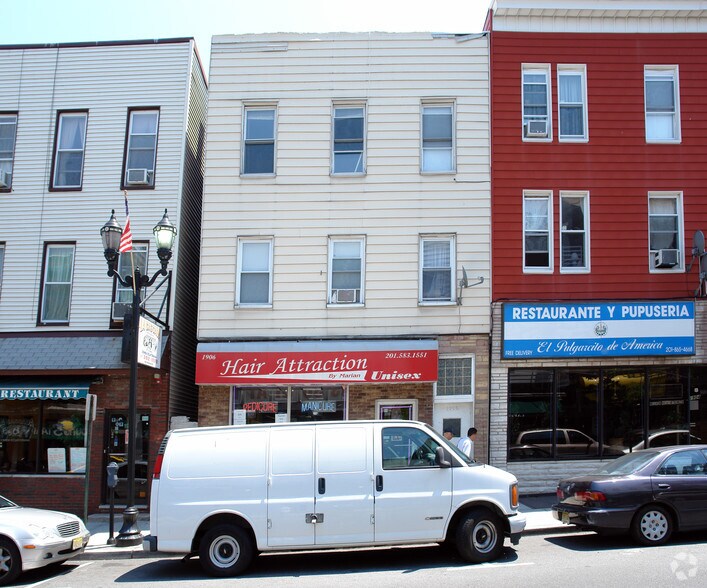 1906 Bergenline Ave, Union City, NJ à vendre - Photo du bâtiment - Image 2 de 2