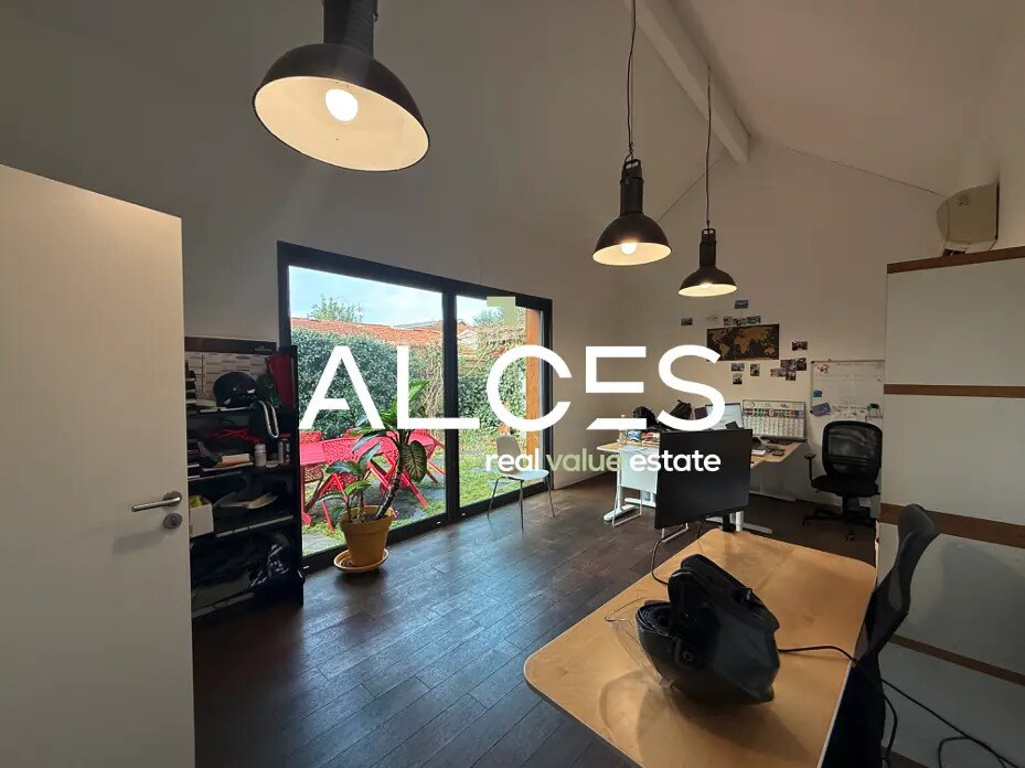 Office in Bordeaux for lease Interior Photo- Image 1 of 4