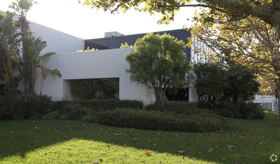 6590 Darin Way, Cypress, CA à louer - Photo du bâtiment - Image 2 de 8