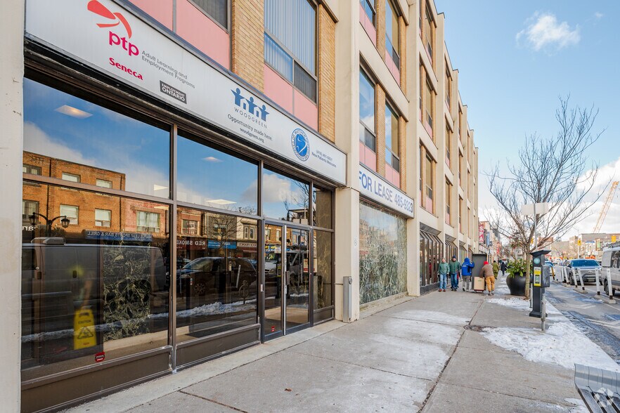 815 Danforth Ave, Toronto, ON à louer - Photo du bâtiment - Image 3 de 3