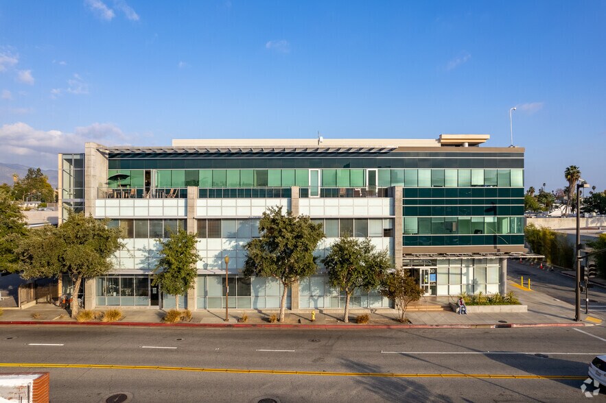 630 S Raymond Ave, Pasadena, CA à louer - Photo du bâtiment - Image 3 de 8