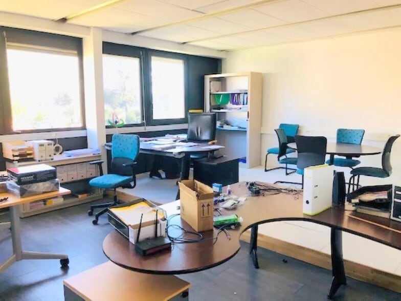 Flex in Plaisir for lease - Interior Photo - Image 2 of 7