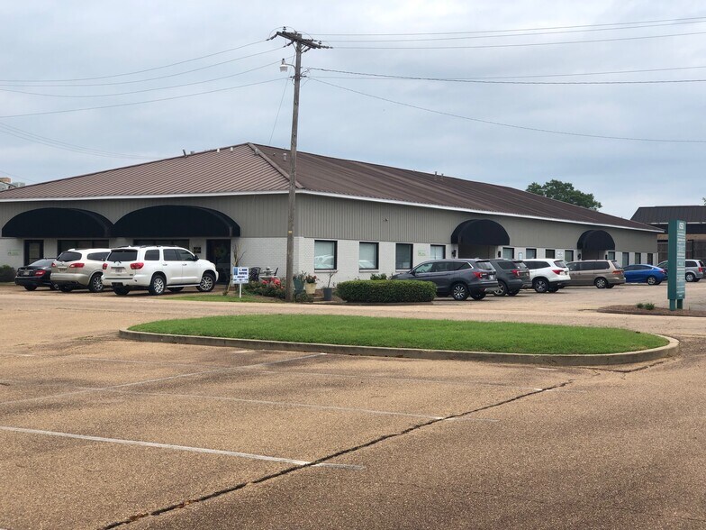 1050 N Flowood Dr, Flowood, MS à louer - Photo du bâtiment - Image 3 de 7