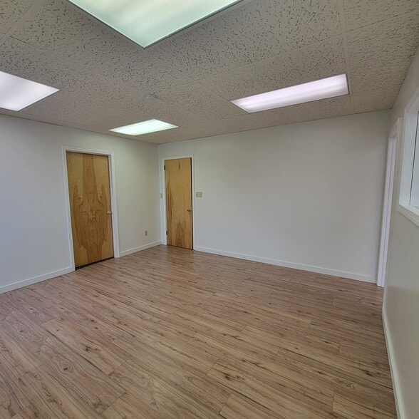 303 E Paw Paw St, Paw Paw, MI for lease - Building Photo - Image 3 of 7