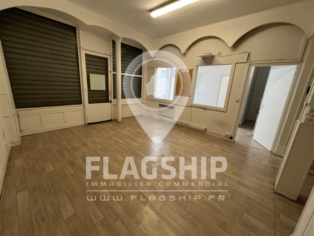 Retail in Paris for lease Interior Photo- Image 1 of 5