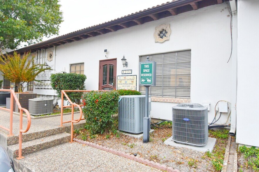 8237 Fredericksburg Rd, San Antonio, TX à vendre - Photo du bâtiment - Image 3 de 5