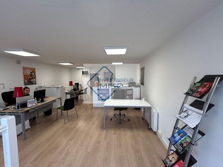Office in Coulommiers for sale - Interior Photo - Image 1 of 5