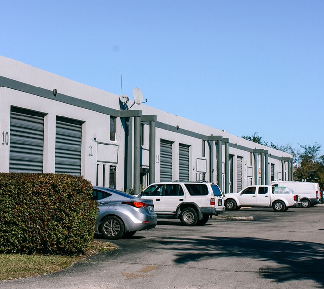 2545 W 80th St, Hialeah, FL for lease - Building Photo - Image 3 of 8