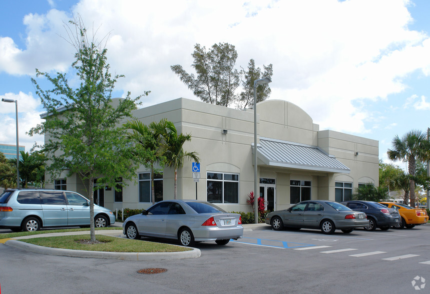 240 SW Natura Ave, Deerfield Beach, FL for lease - Primary Photo - Image 1 of 6