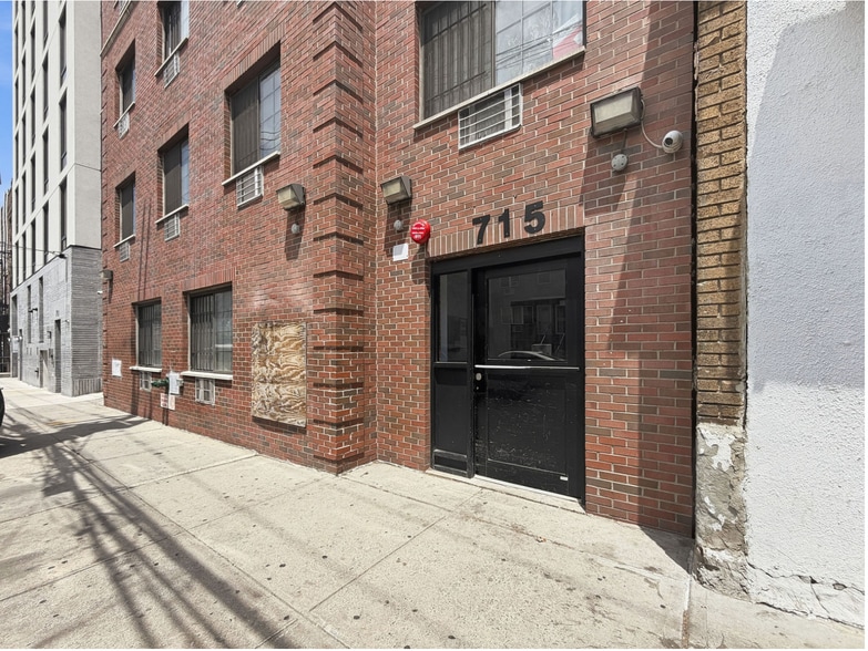 715 E 214th St, Bronx, NY for sale - Building Photo - Image 3 of 9