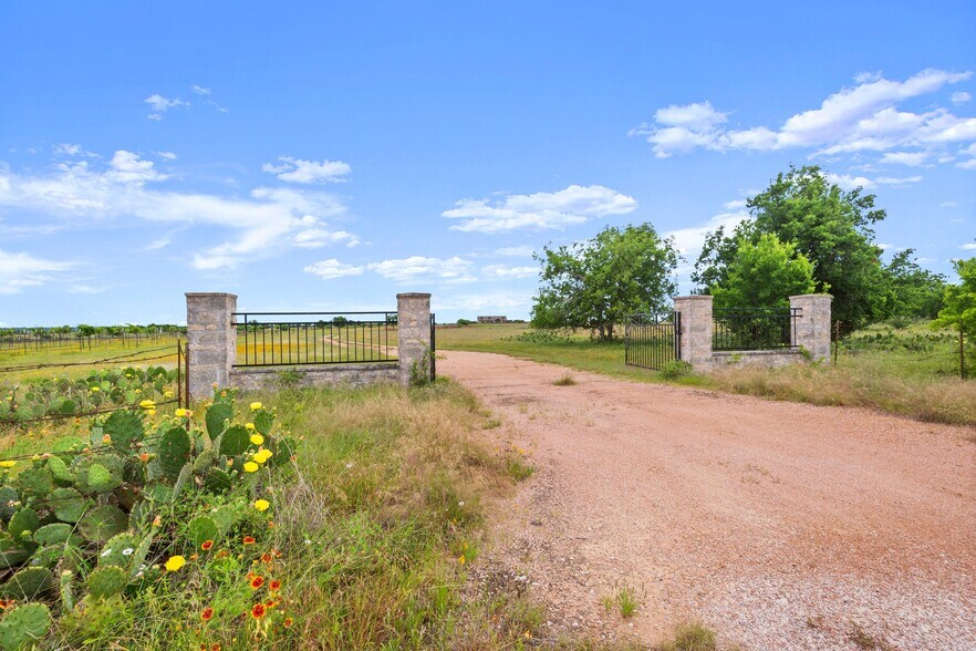 3125 County Road 212, Bertram, TX à vendre - Photo du bâtiment - Image 3 de 48