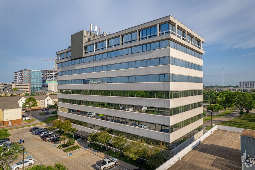 10497 Town & Country Way, Houston, TX à louer - Photo du bâtiment - Image 3 de 16