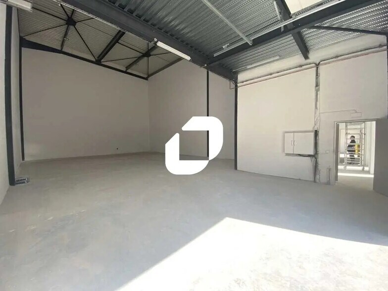 Flex in Pontoise for lease - Interior Photo - Image 3 of 8