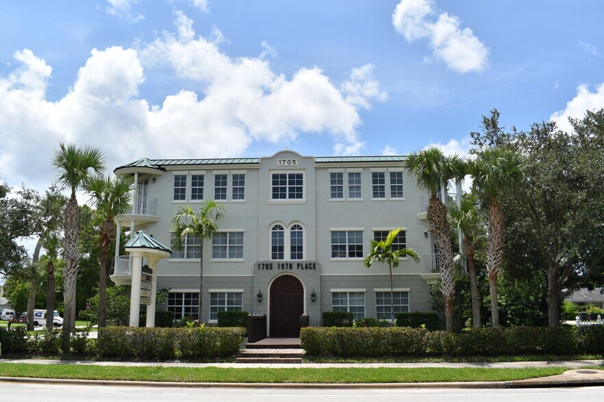 1705 19th Pl, Vero Beach, FL à louer - Photo du bâtiment - Image 2 de 7