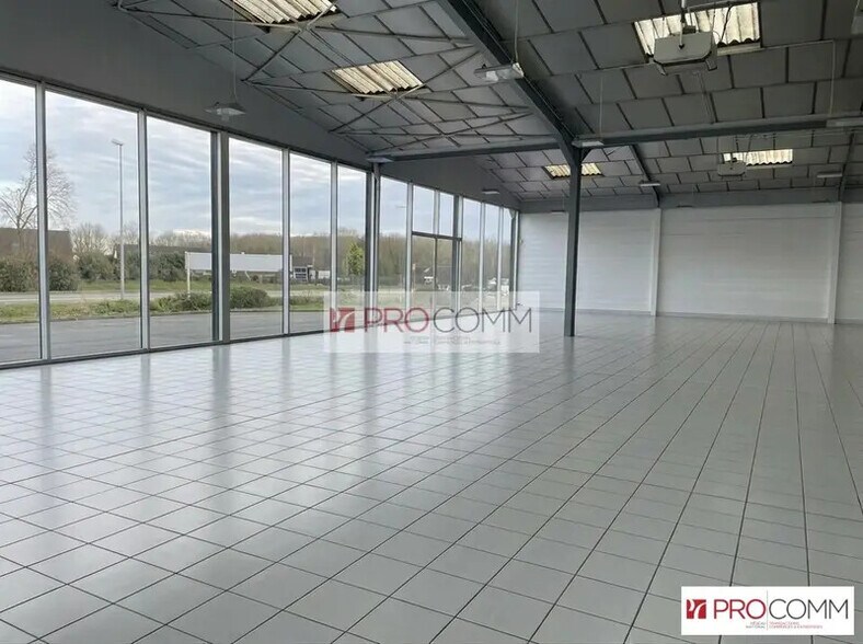 Retail in Lucé for lease - Building Photo - Image 1 of 4