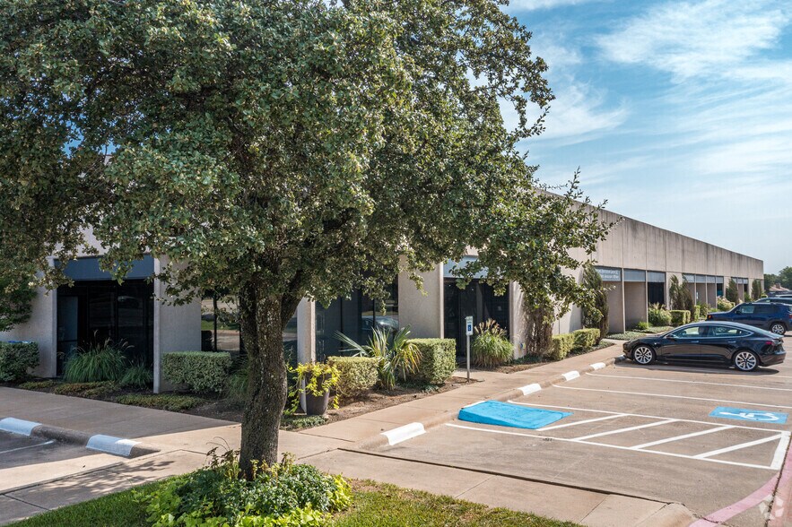 5750 Rufe Snow Dr, North Richland Hills, TX à louer - Photo du bâtiment - Image 1 de 9