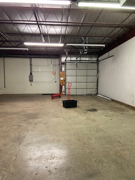 2418 Industrial Dr, Neenah, WI for lease - Building Photo - Image 3 of 5
