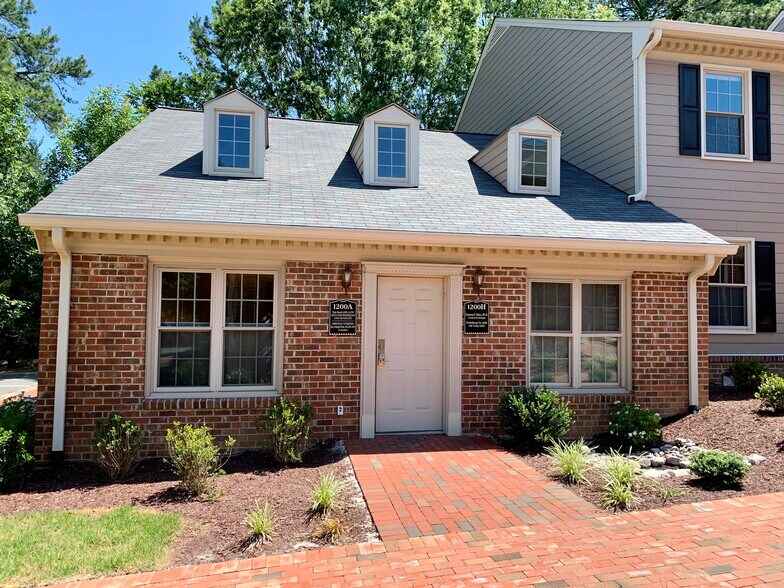 1829 E Franklin St, Chapel Hill, NC à louer - Photo du bâtiment - Image 2 de 4