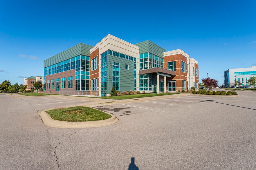 2101 High Wickham Pl, Louisville, KY à vendre - Photo du bâtiment - Image 2 de 12