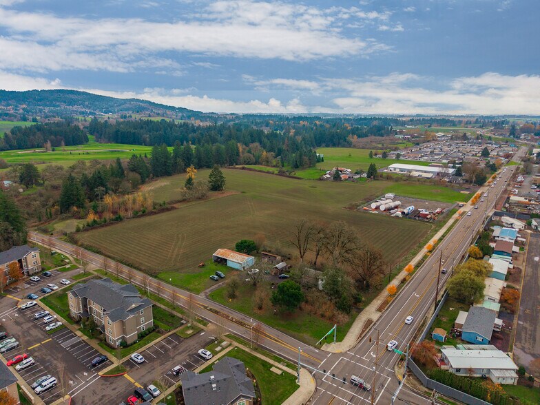 3312 E Fernwood Rd, Newberg, OR à vendre - Photo du bâtiment - Image 2 de 23