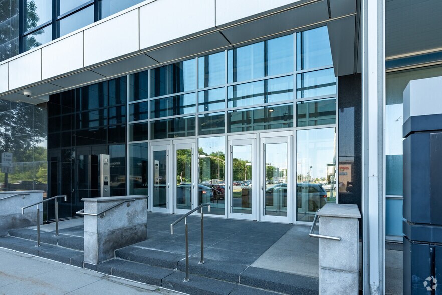 2505 Boul Laurier, Québec, QC à louer - Photo du bâtiment - Image 2 de 4