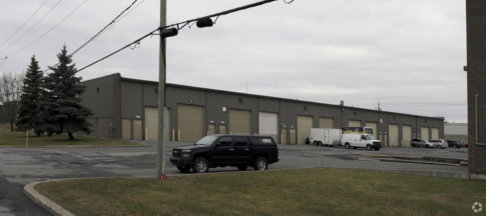 3455 Rue Isabelle, Brossard, QC à louer - Photo du bâtiment - Image 2 de 2