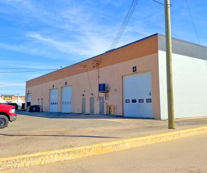 11402-11408 100 St, Grande Prairie, AB à louer - Photo du bâtiment - Image 2 de 5
