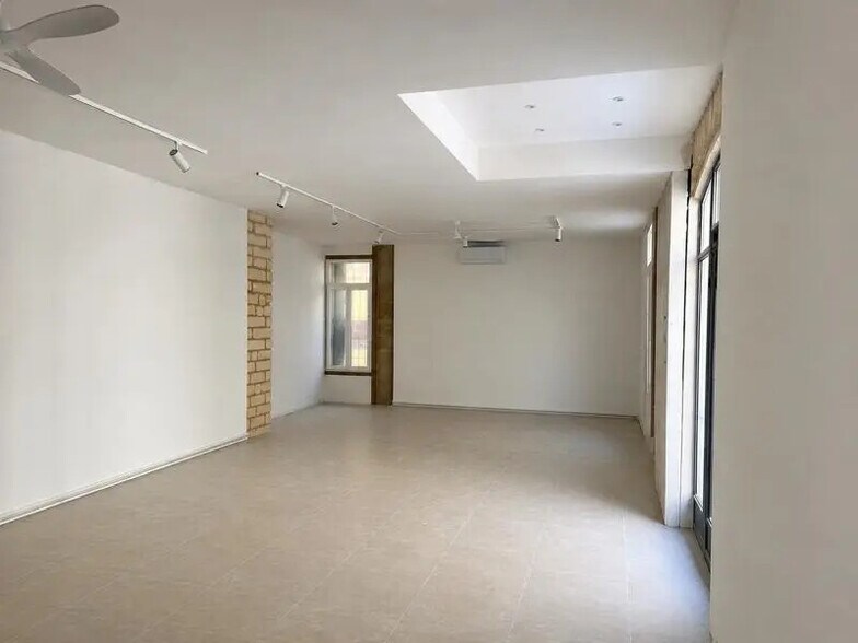 Retail in Montpellier for lease - Interior Photo - Image 3 of 4