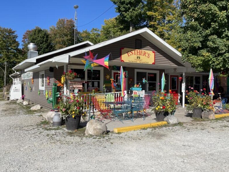 29299 E Channel Rd, Drummond Island, MI à vendre - Photo du bâtiment - Image 1 de 5