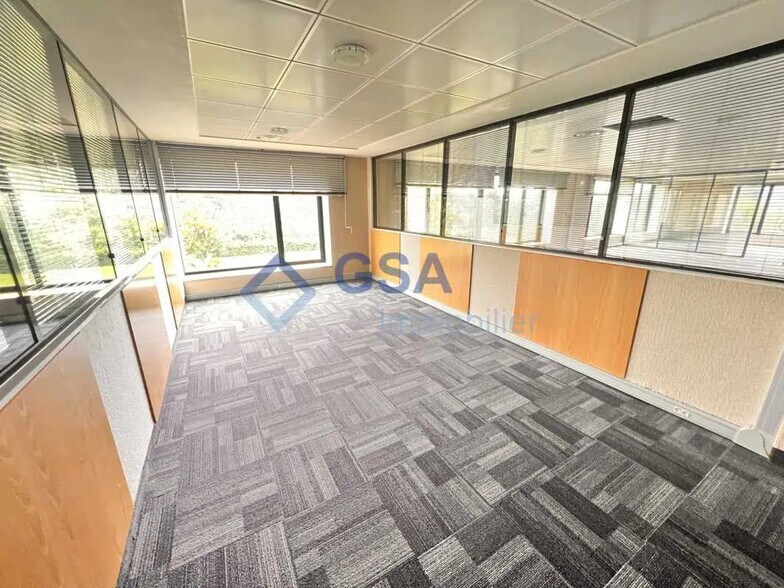 Office in Lieusaint for lease - Interior Photo - Image 2 of 8