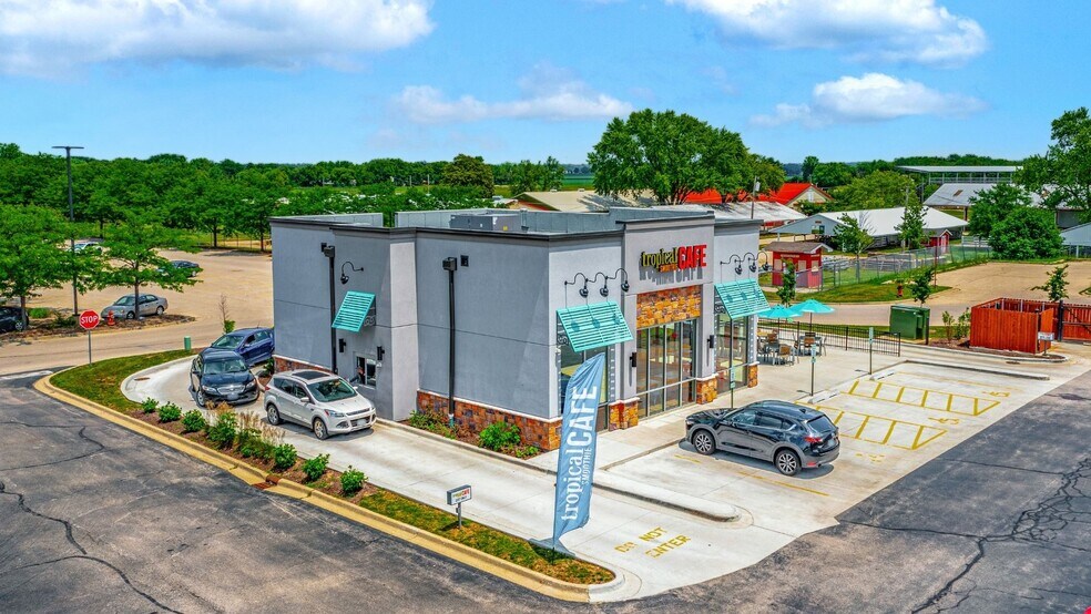 955 Country Club Rd, Woodstock, IL for sale - Building Photo - Image 2 of 4