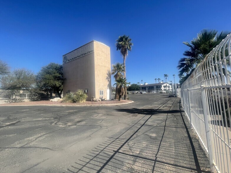 4933 S Outlet Center Dr, Tucson, AZ à vendre - Photo du bâtiment - Image 3 de 9