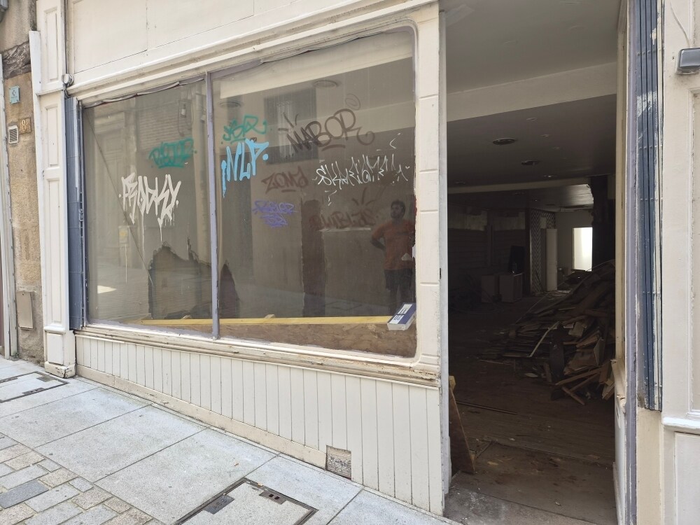 Retail in Limoges for lease Building Photo- Image 1 of 5