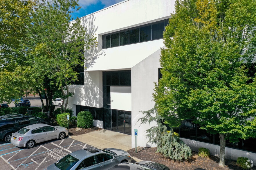 732 Smithtown Byp, Smithtown, NY for lease - Building Photo - Image 3 of 5