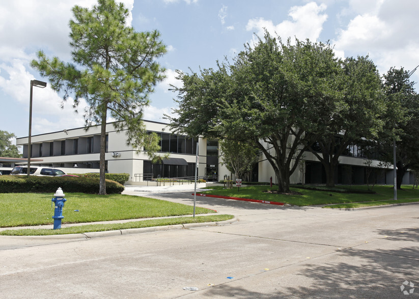 3030 S Gessner Rd, Houston, TX à louer - Photo du bâtiment - Image 2 de 13