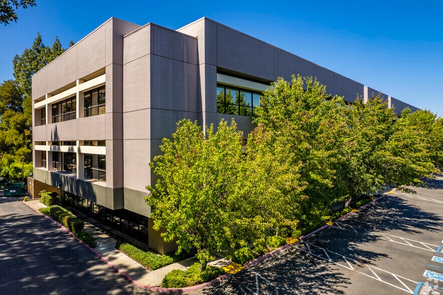 5700 Stoneridge Mall Rd, Pleasanton, CA à louer - Photo du bâtiment - Image 3 de 4