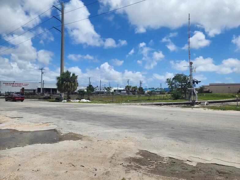 6411 NW 35th Ave, Miami, FL à louer - Photo du bâtiment - Image 3 de 6