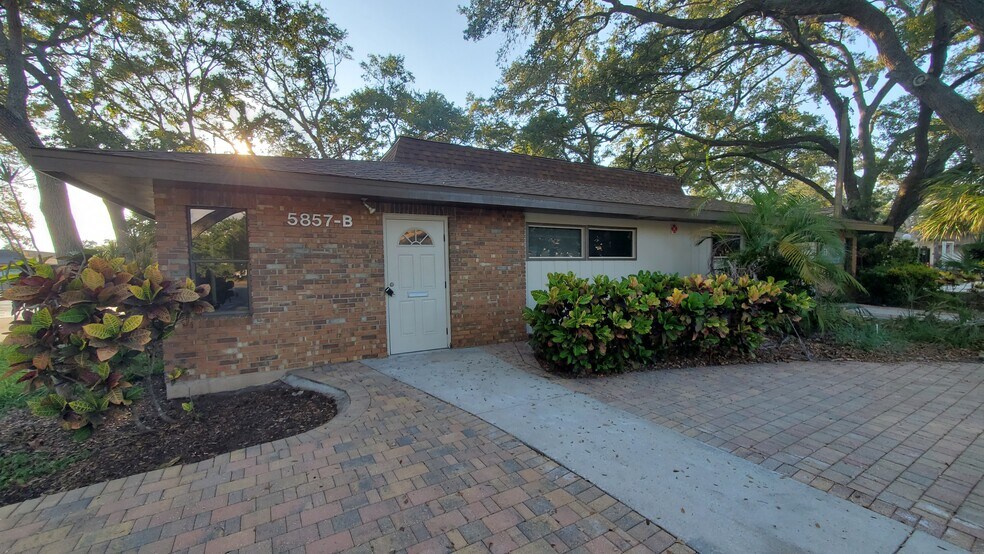 5857 21st Ave W, Bradenton, FL à louer - Photo du bâtiment - Image 3 de 3
