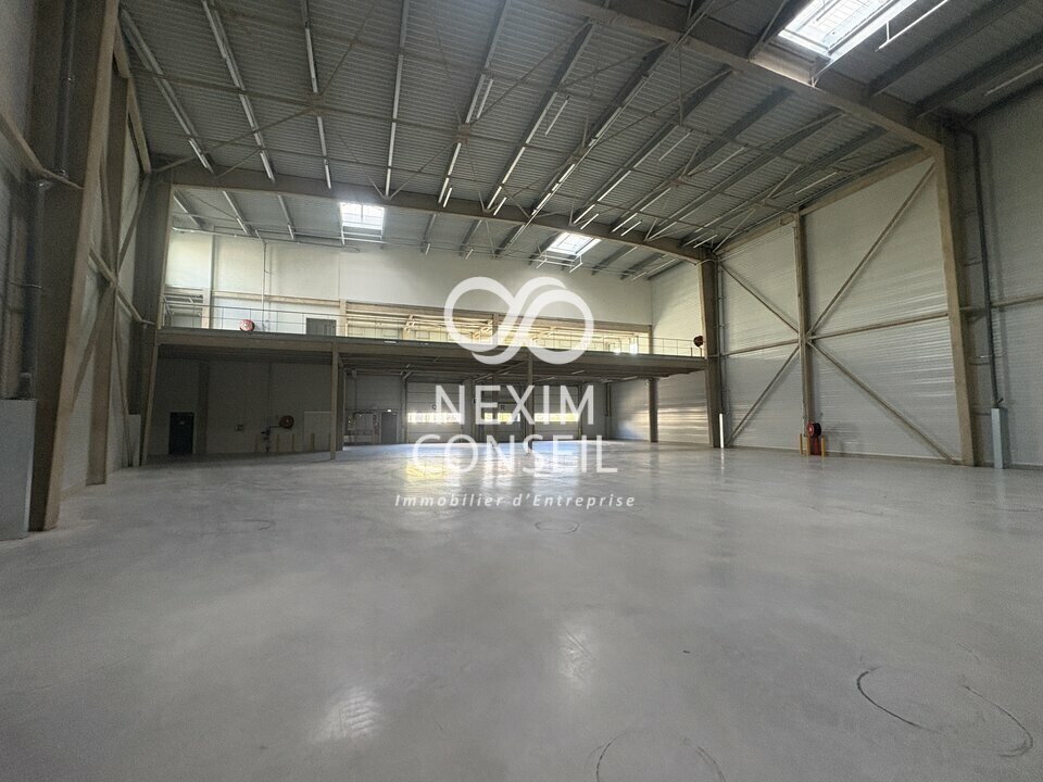 Industrial in Bondy for lease Building Photo- Image 1 of 25