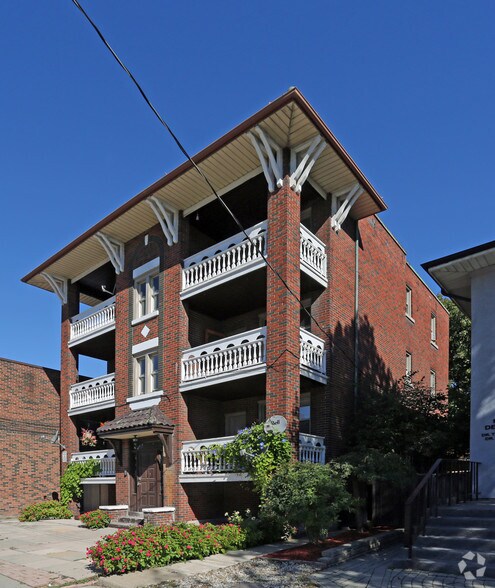 917 Main St E, Hamilton, ON à vendre - Photo du bâtiment - Image 3 de 4