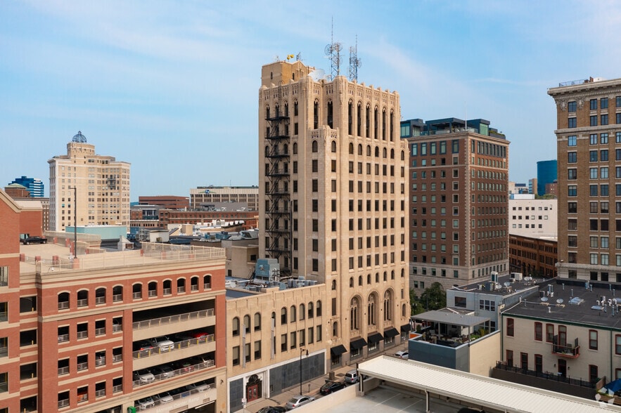 77 Monroe Center St NW, Grand Rapids, MI à louer - Photo du bâtiment - Image 2 de 6