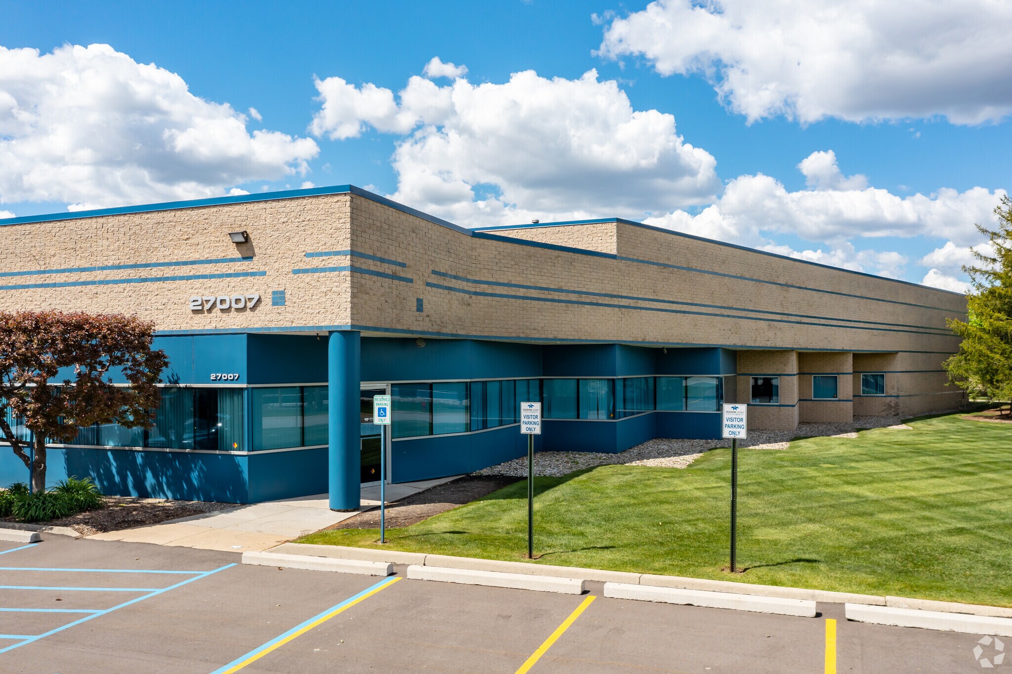 27003-27007 Hills Tech Ct, Farmington Hills, MI for lease Building Photo- Image 1 of 5
