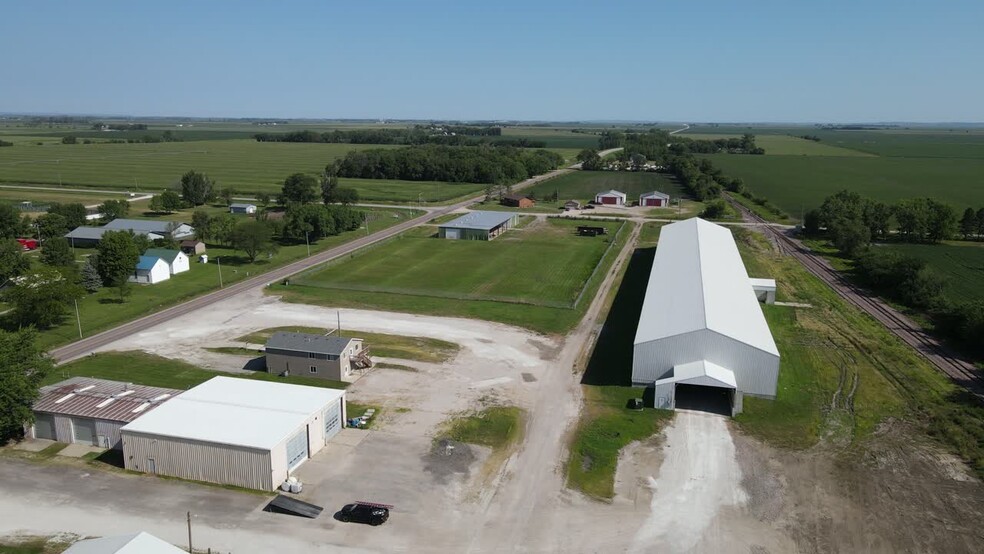 Onawa Office & Industrial portefeuille de 2 propriétés à vendre sur LoopNet.ca - Vid o a rienne - Image 3 de 34