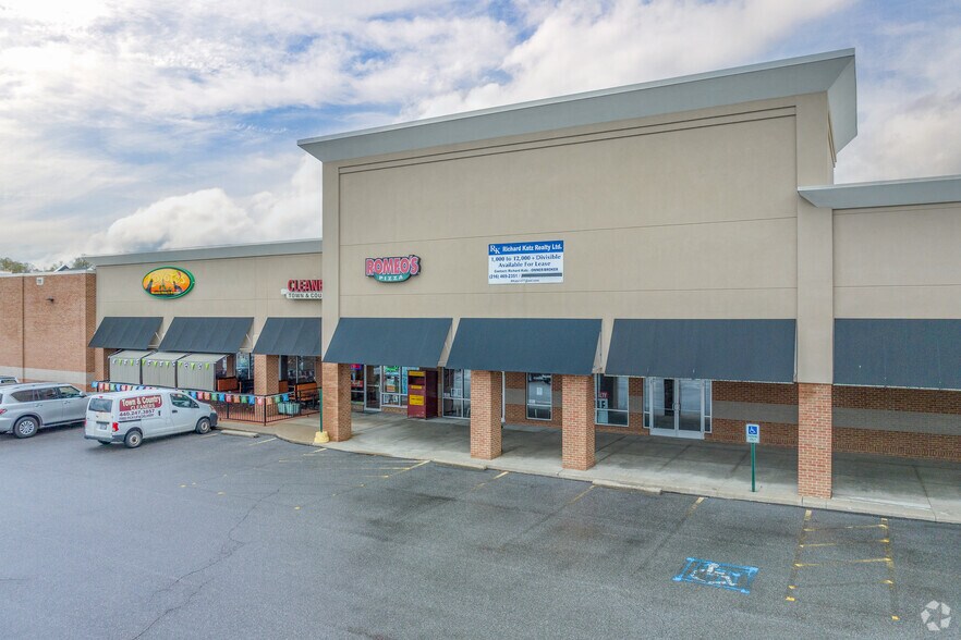 8535 Tanglewood Sq, Chagrin Falls, OH à louer - Photo du bâtiment - Image 3 de 9