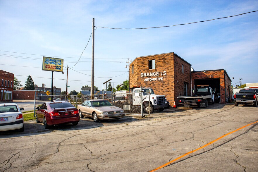 325 1st St, Toledo, OH à vendre - Photo du bâtiment - Image 1 de 36