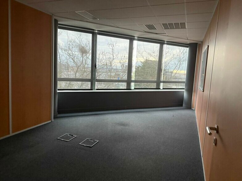 Retail in Le Havre for lease - Interior Photo - Image 3 of 25
