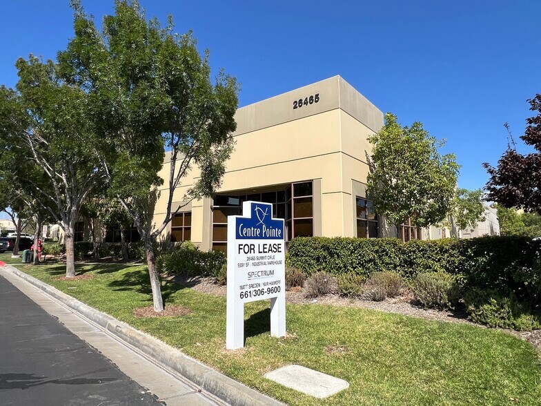 26465 Summit Cir, Santa Clarita, CA à louer - Photo du bâtiment - Image 3 de 22