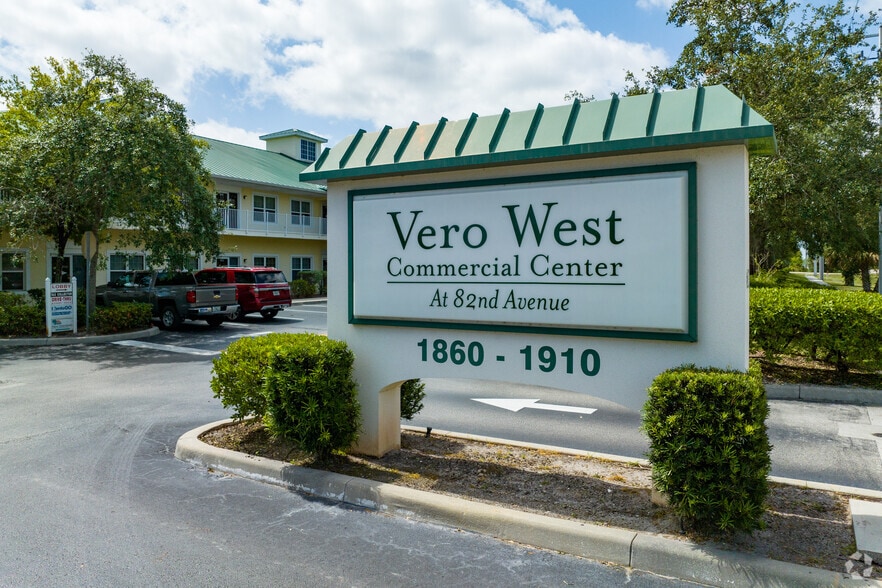 1860 82nd Ave, Vero Beach, FL à louer - Photo du bâtiment - Image 2 de 11