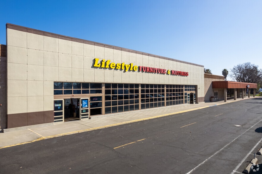 Newpark Plaza Redev. Play, 13 Acres portfolio of 2 properties for sale on LoopNet.ca - Building Photo - Image 3 of 8